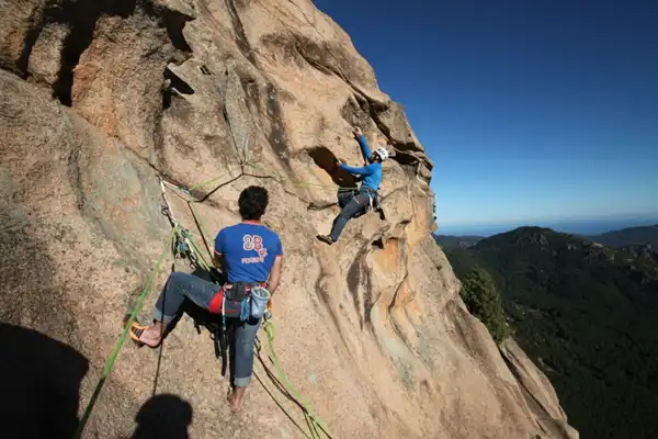 Escalade Bavella - Relais en grande voie face aux aiguilles